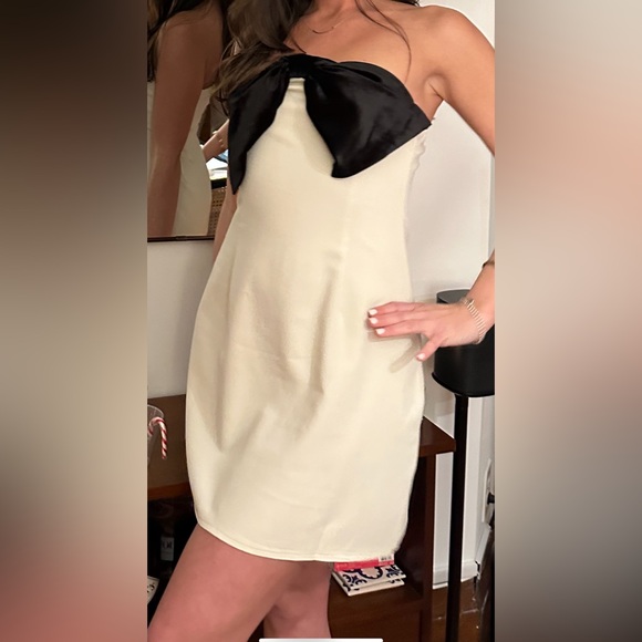 Cute mini dress with bow. Brand: Motel Size: small - Picture 3 of 3